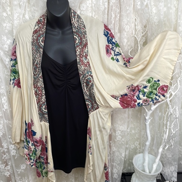 Band of Gypsies Beautiful Kimono Cream Floral - Picture 8 of 8
